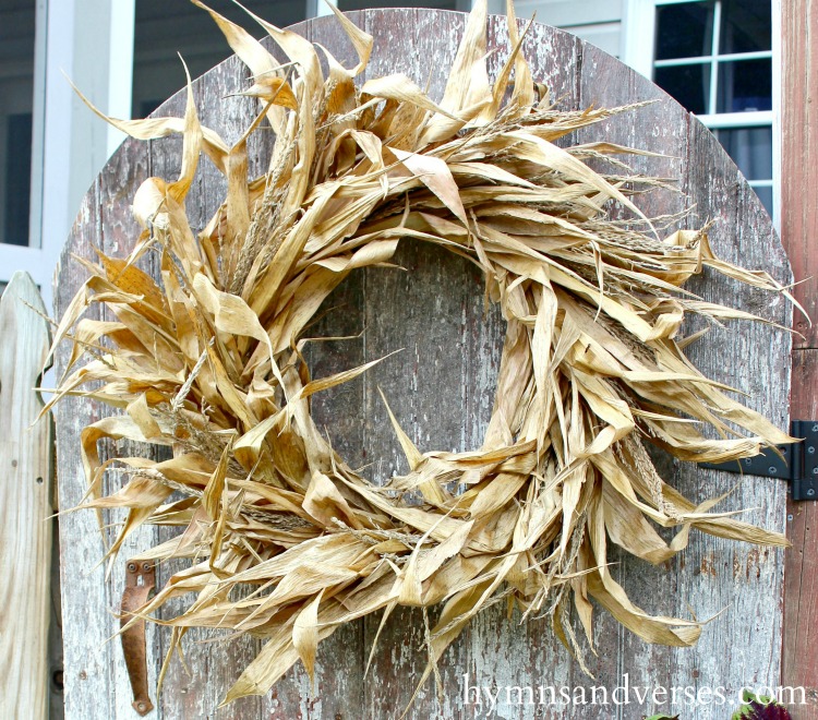 Corn husk autumn wreath tutorial