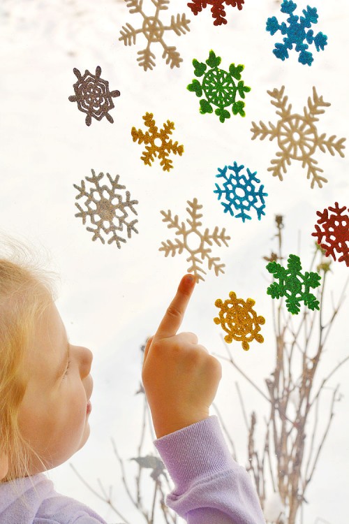 Homemade sparkly snowflake window cling decorations tutorial