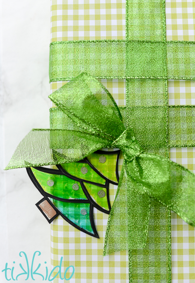 Faux stained glass Christmas gift tag tutorial