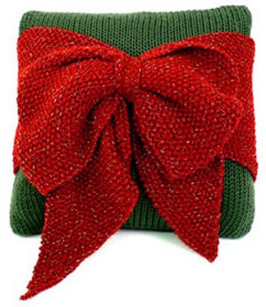 Knit Christmas pillow with a bow