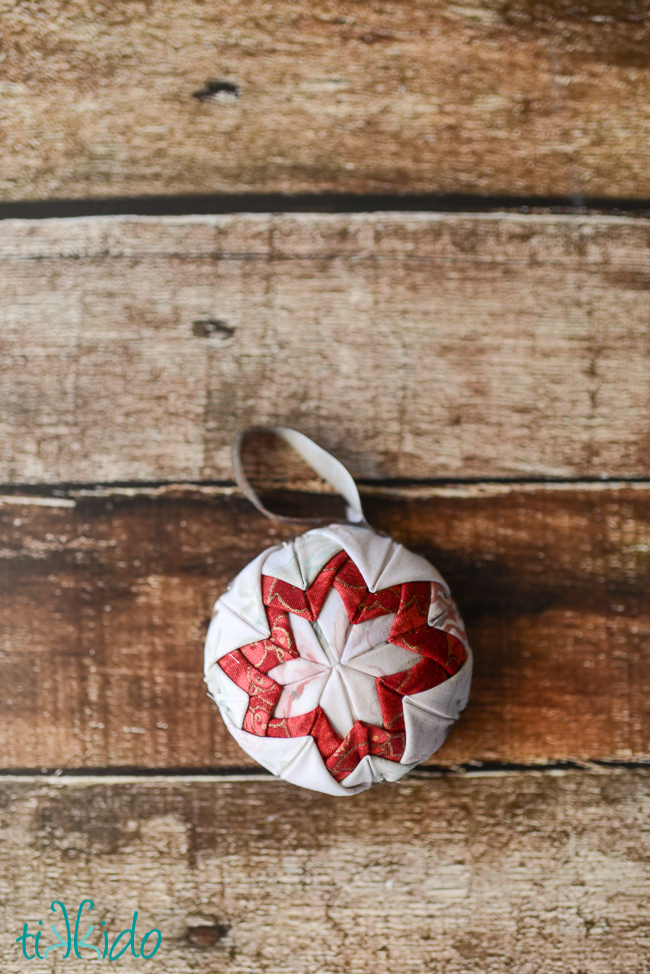 faux quilted Christmas ornament tutorial