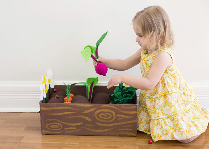 DIY felt garden you can plant with felt vegetables and flowers